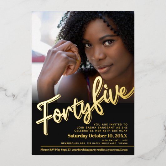 45 45誕生日金ゴールド黒写真スクリプト 箔招待状 (正面)