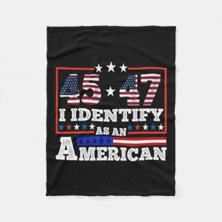 45 47私はアメリカのトランプ2024として識別する フリースブランケット