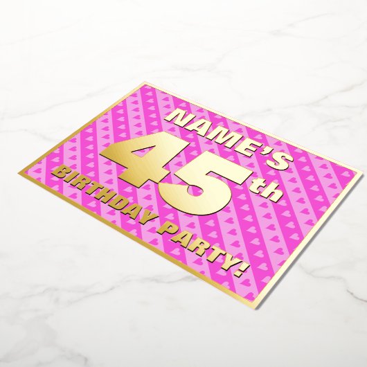 45th Birthday Party —おもしろいピンクのハートとストライプ 箔招待状 (回転した状態)