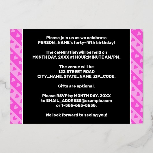 45th Birthday Party —おもしろいピンクのハートとストライプ 箔招待状 (裏面)