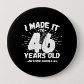 46おもしろい誕生日引用文皮肉46歳 缶バッジ (正面)