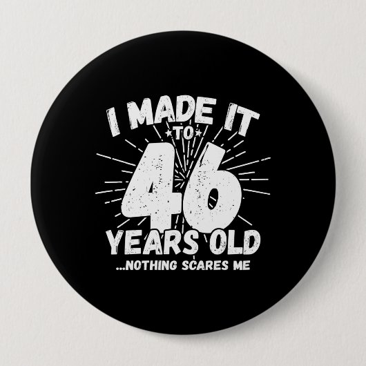 46おもしろい誕生日引用文皮肉46歳 缶バッジ (正面)