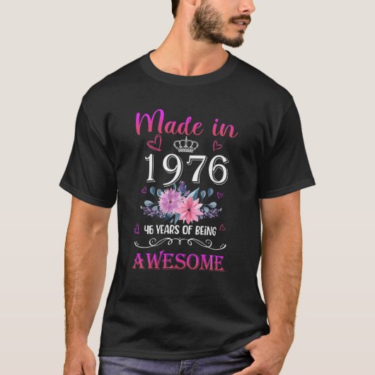 46歳のギフトで作られたフローラ1976 46番目の誕生日 Tシャツ (正面)