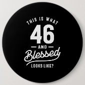 46歳 – 46誕生日ギフトおもしろい 缶バッジ (正面)