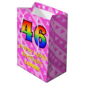 46誕生日:おもしろいピンクハートストライプ、虹46 ミディアムペーパーバッグ (裏面アングル)