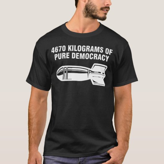 4670キロの純粋な民主主義 Tシャツ (正面)