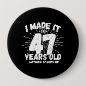 47おもしろい誕生日引用文皮肉47歳 缶バッジ (正面)