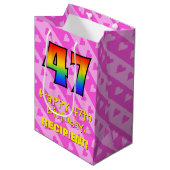 47誕生日:おもしろいピンクのハートストライプ; Rainbow 47 ミディアムペーパーバッグ (正面アングル)