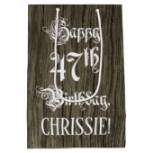 47誕生日: ファンシー, フェイク Wood Look +名前をカスタムする ミディアムペーパーバッグ (裏面)