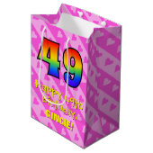49誕生日:おもしろいピンクのハートストライプ; Rainbow 49 ミディアムペーパーバッグ (正面アングル)