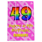 49誕生日:おもしろいピンクのハートストライプ; Rainbow 49 ミディアムペーパーバッグ (裏面)