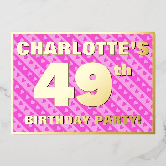 49th Birthday Party —おもしろいピンクのハートとストライプ 箔招待状 (正面)