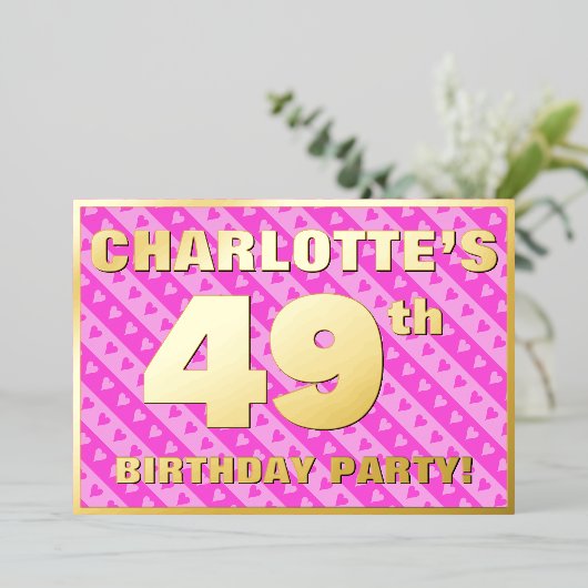 49th Birthday Party —おもしろいピンクのハートとストライプ 箔招待状 (立ち正面)