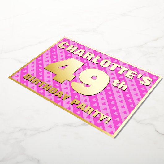 49th Birthday Party —おもしろいピンクのハートとストライプ 箔招待状 (回転した状態)