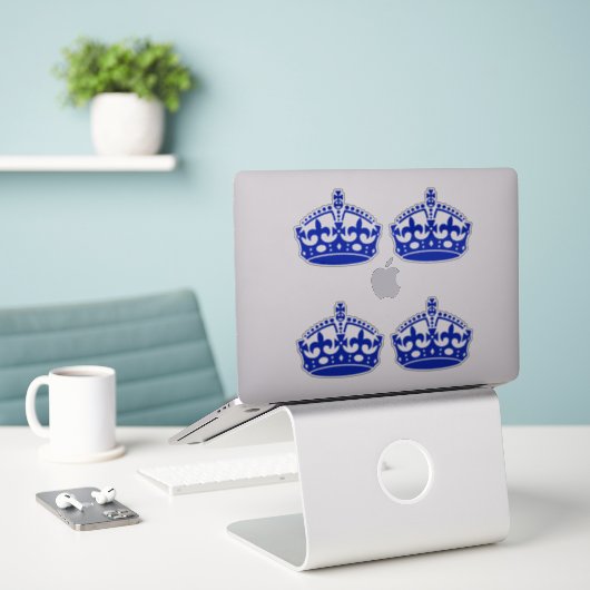 4 保Calm Crown Blue シール (デスク上のノートパソコン)