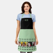 4 photo initials polka dots black green エプロン (着用した状態)