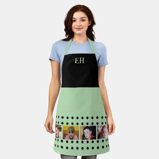 4 photo initials polka dots black green エプロン (着用した状態)