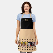 4 photo initials polka dots black peach エプロン (着用した状態)