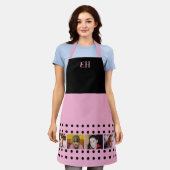 4 photo initials polka dots black pink エプロン (着用した状態)