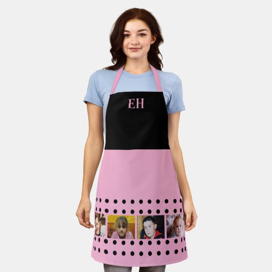 4 photo initials polka dots black pink エプロン (着用した状態)