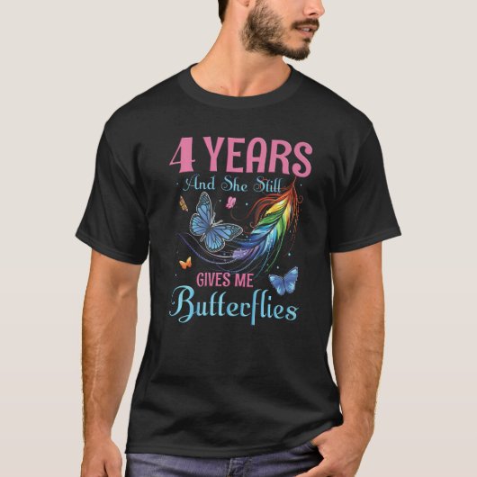 4 Years & She Still Gives Me Butterflies Lesbian A Tシャツ (正面)