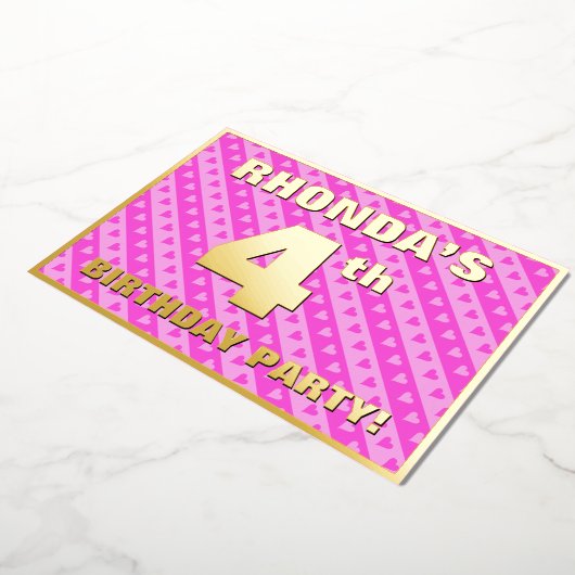 4th Birthdayパーティー—おもしろいピンクのハートとストライプ 箔招待状 (回転した状態)