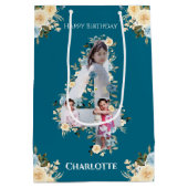 4th Birthday写真ティール（緑がかった色）コラージブルーイエローフラワー ミディアムペーパーバッグ (裏面)