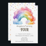 4th Birthday Water color Rainbow Kids 招待状<br><div class="desc">おもしろい水色レインボーをテーマにした子供パーティー。デジタルダウンロード印刷可能。どんな素晴らし季節でも彼らの誕生日にあなたの小さなおもしろいのために何かを構築しよう！パーソナライズされたカスタム，編集可能な電子ダウンロード水色，明るい色とパステル色。お洒落イラストレーション, 紙吹雪，スクリプト</div>