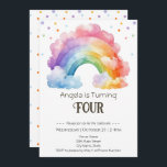 4th Birthday Water color Rainbow Kids 招待状<br><div class="desc">おもしろい水色レインボーをテーマにした子供パーティー。デジタルダウンロード印刷可能。どんな素晴らし季節でも彼らの誕生日にあなたの小さなおもしろいのために何かを構築しよう！パーソナライズされたカスタム，編集可能な電子ダウンロード水色，明るい色とパステル色。お洒落イラストレーション, 紙吹雪，スクリプト</div>