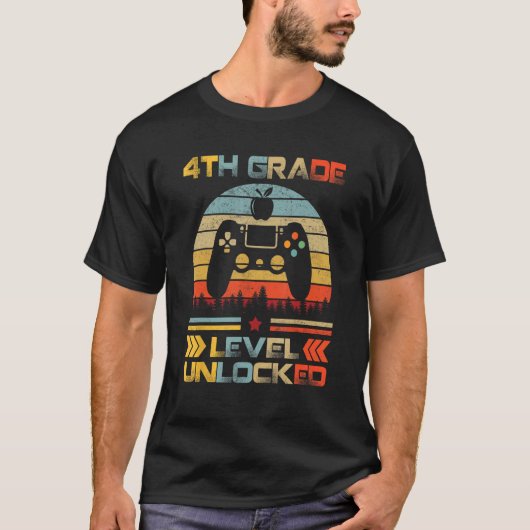 4th Grade Level Unlocked Gamer First Day Of School Tシャツ (正面)