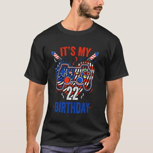 4th Julyと22歳の誕生日を祝う面白いゲーマー Tシャツ (正面)