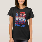 4th Of July American Gnomes Celebrating Independen Tシャツ (正面)