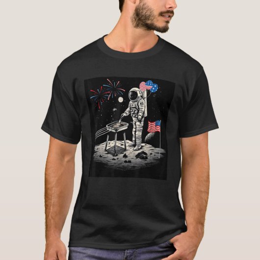 4th of July Astronaut American Flag Space Cookout Tシャツ (正面)