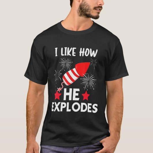 4th Of July I Like How She Explodes Fireworks Funn Tシャツ (正面)