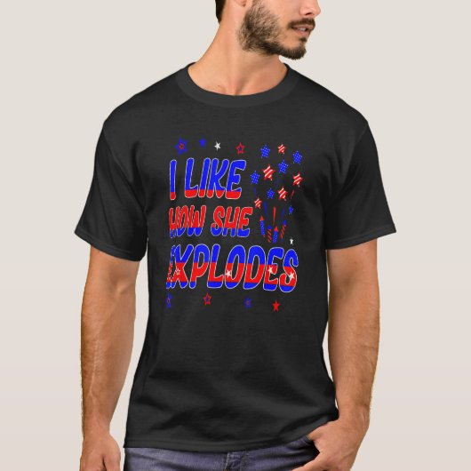 4th of July I Like How She Explodes Men Women USA  Tシャツ (正面)