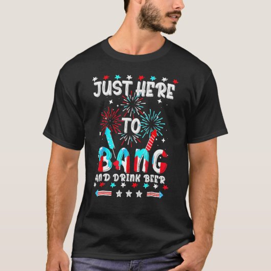 4th Of July Just Here To Bang USA Flag Drink Beer Tシャツ (正面)