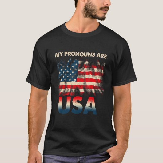 4th of July My Pronouns Are USA American Flag Tシャツ (正面)