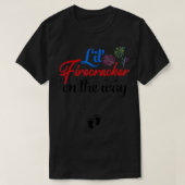 4th Of July Pregnancy Lil' Firecracker On The Way Tシャツ (デザイン正面)
