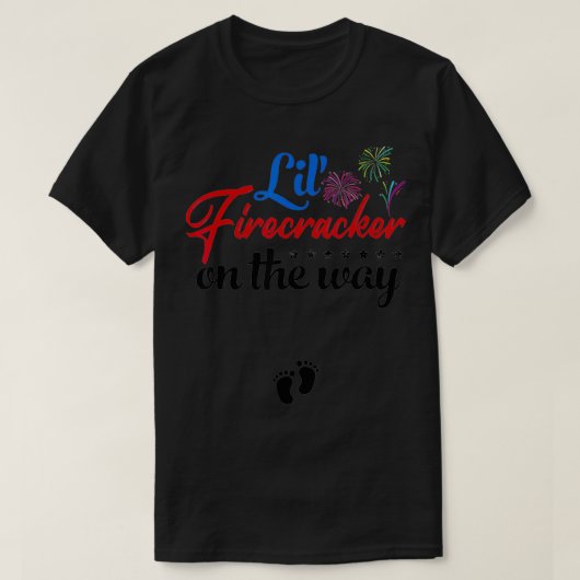 4th Of July Pregnancy Lil' Firecracker On The Way  Tシャツ (デザイン正面)