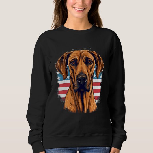 4th Of July US Flag Rhodesian Ridgeback Dog スウェットシャツ (正面)