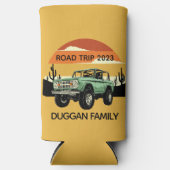 4x4ファミリーアドベンチャーパーソナライズされたカスタム文字 スリム缶クーラー (正面)