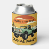 4x4ファミリーアドベンチャーパーソナライズされたカスタム文字 缶クーラー (缶正面)