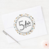 5か月のマイルストーンベビーのグラフとバルーン ラウンドシール (封筒)