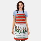 5つのおもしろい小妖精や小人の家族の赤い緑のクリスマス エプロン (着用した状態)