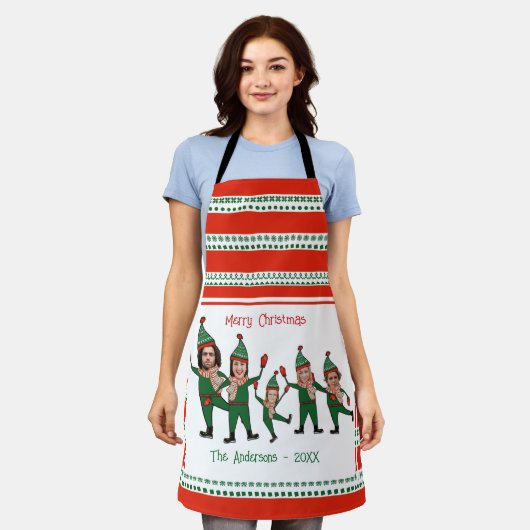 5つのおもしろい小妖精や小人の家族の赤い緑のクリスマス エプロン (着用した状態)