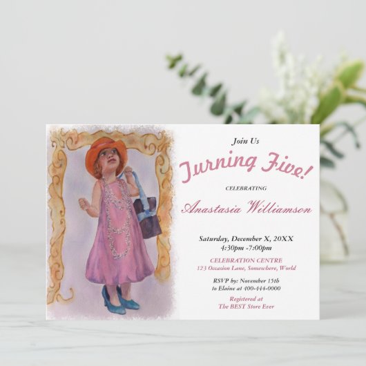 5つを回している小さな女の子すべての服を着せられたパーティの招待状 招待状 (スタンド正面)