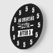 5の鐘が鳴るまでお酒は飲まない - 楽しい時計 ラージ壁時計 (傾斜)