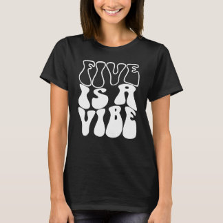 5は5歳の男の子の女の子グルーヴィ5th BのVibeである Tシャツ