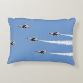 5カード形成を飛ばしているF-16雷鳥 アクセントクッション (裏面)