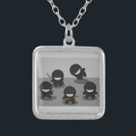 5リトル忍者 シルバープレートネックレス<br><div class="desc">様々な状況で5かわいい小さな忍者と短剣、いくつかの尼僧、投げ星を含む様々な武器を保持。</div>
